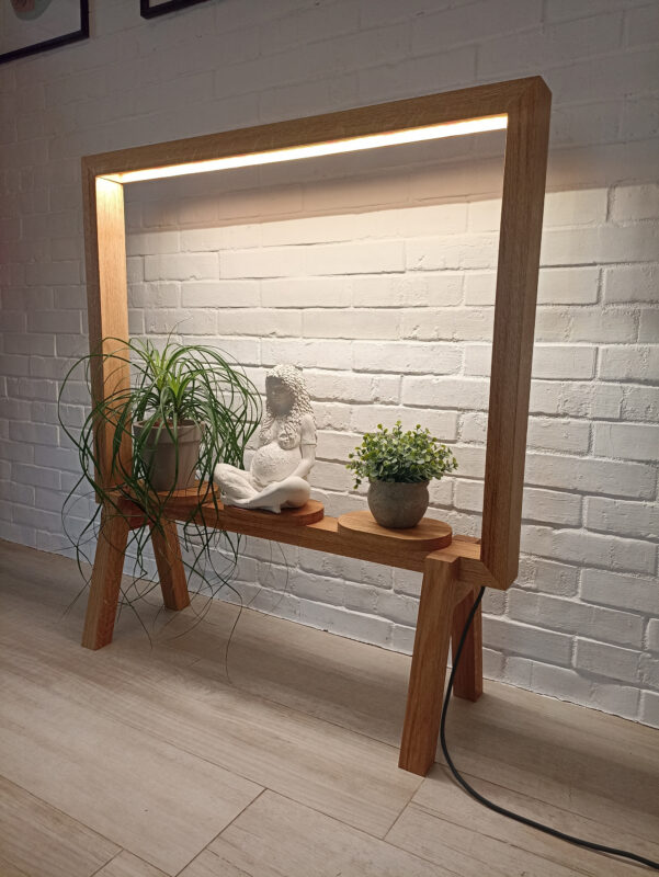 Магия дерева и света: рамка для презентации живых цветов